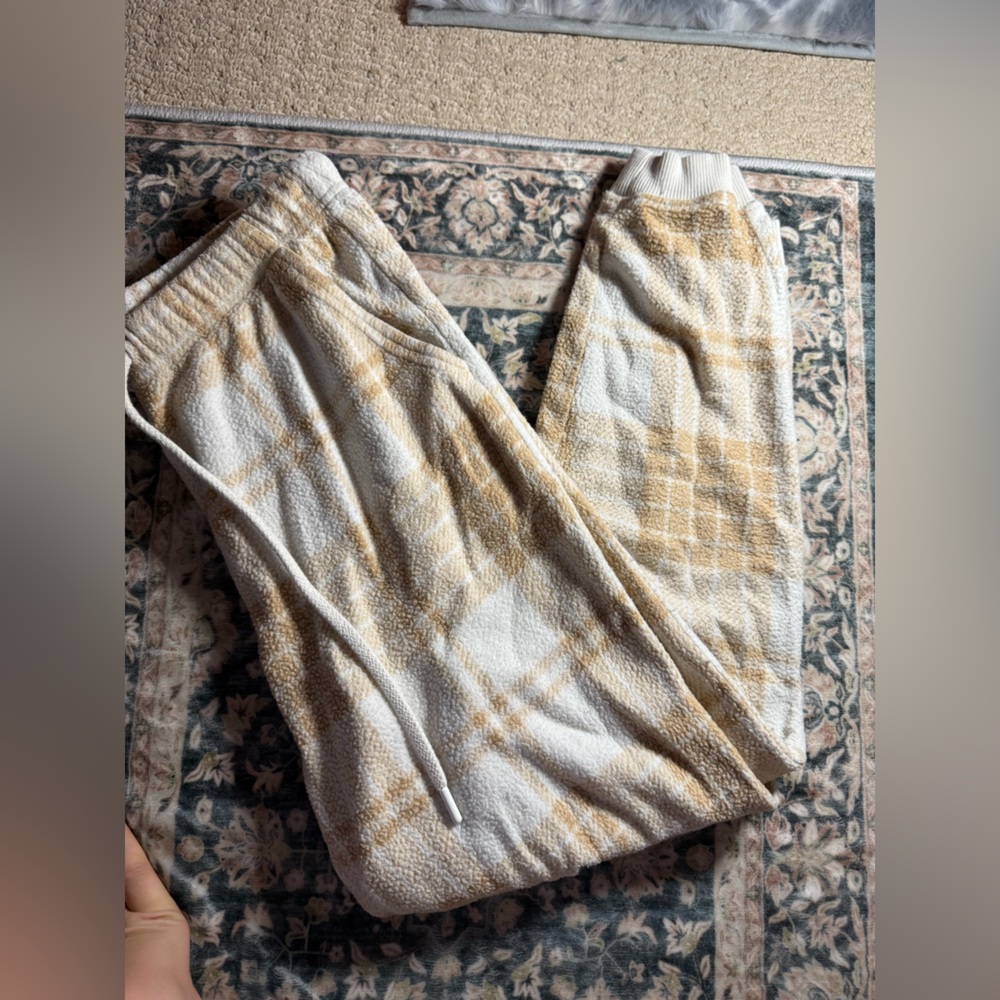 Aerie Women's Plaid Joggers in Cream and Tan